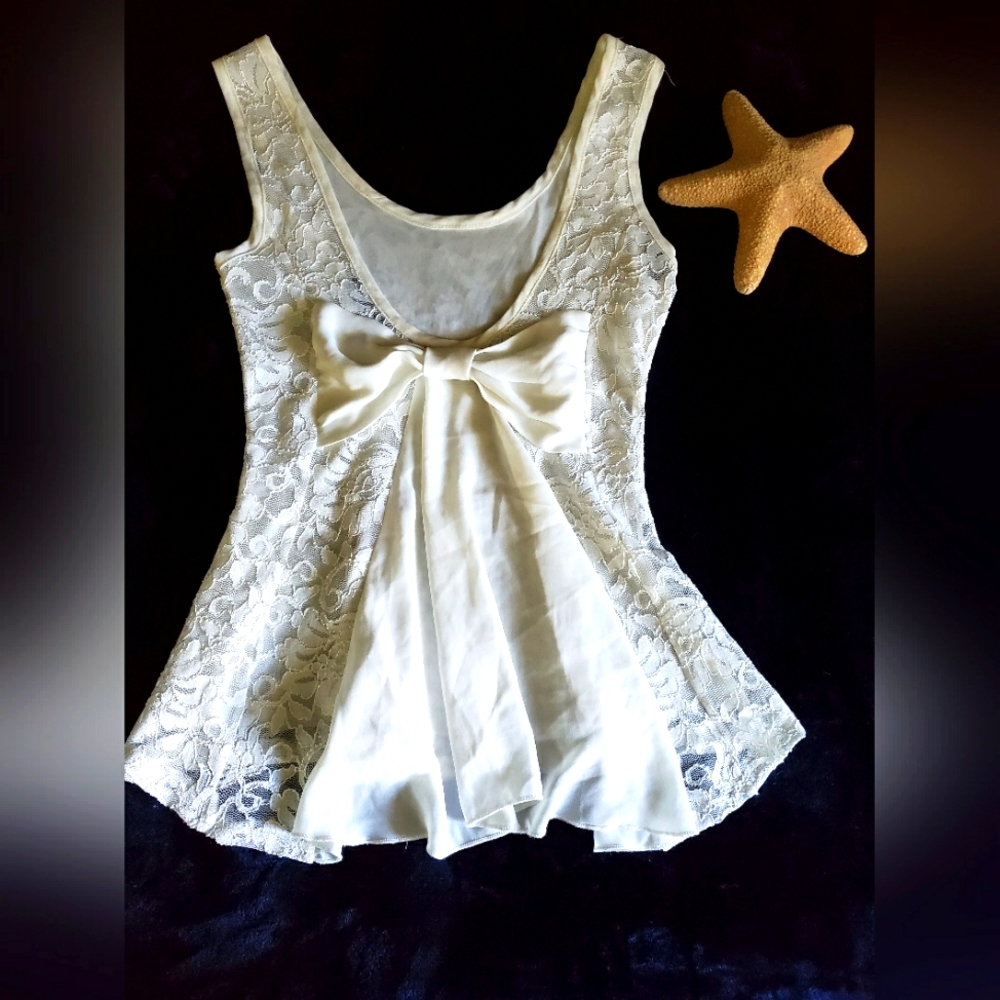 🍭Beautiful bow tie lace top 🎀